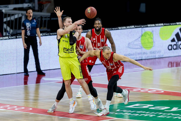 主教练西蒙 主教练西蒙